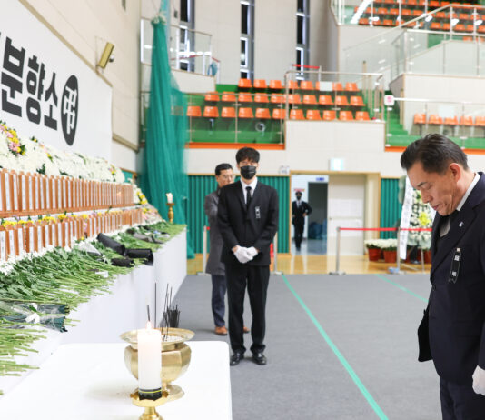 이재준 수원시장, 무안종합스포츠파크 실내 체육관 합동분향소 찾아 항공참사 희생자 추모