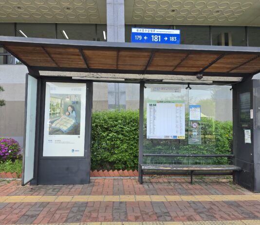 버스정류장에서 인문학과 예술을 만난다…수원특례시, 인문학글판·미술작품 게시